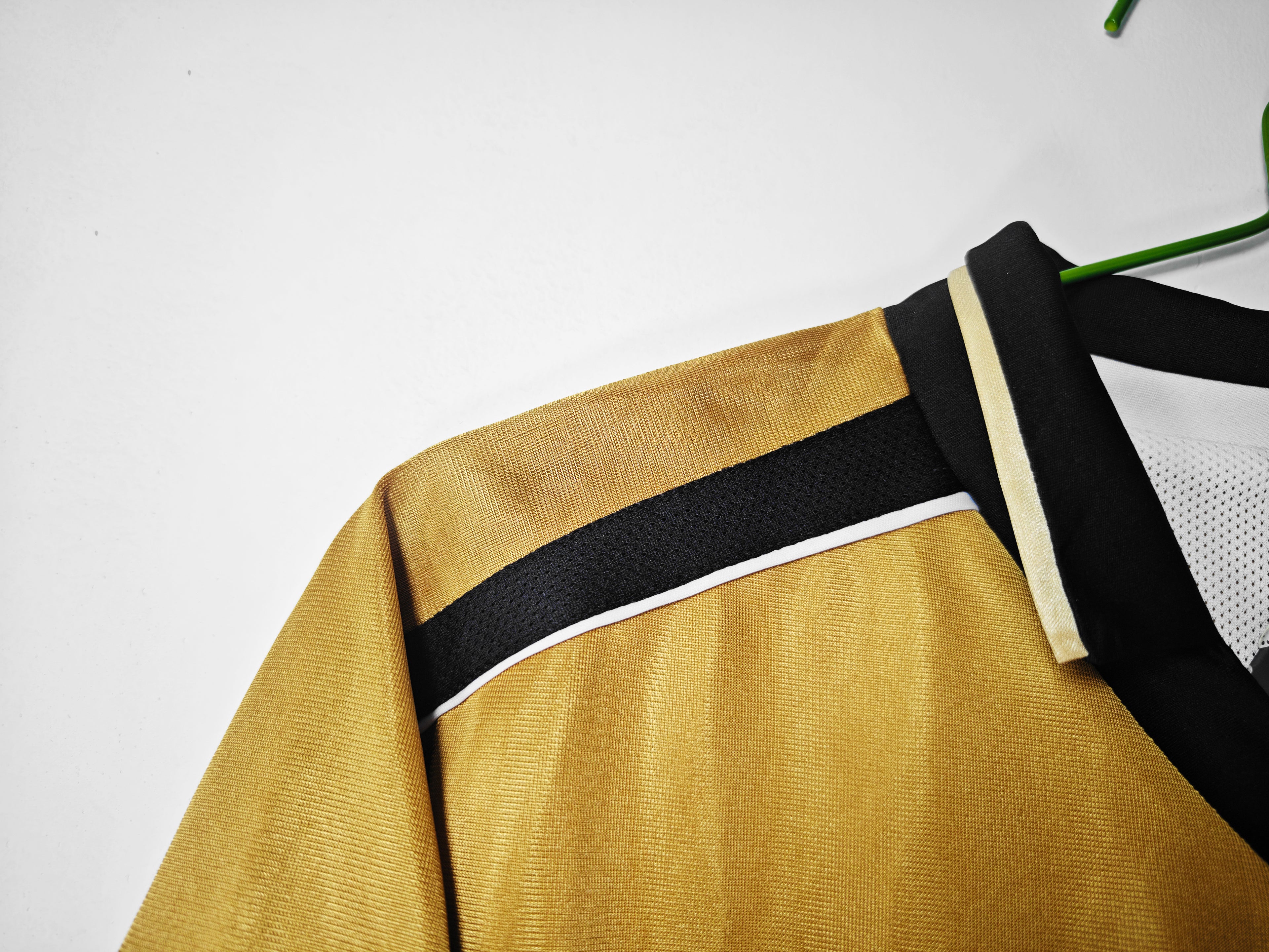 2001-02 Manchester United Centenary Retro Vintage Football Jersey - Umbro Vodafone Gold Edition